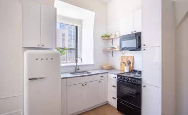 Main picture of 110 W Chicago Ave