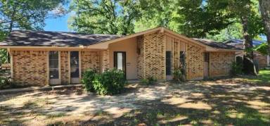 Main picture of 806 Hollybrook Dr