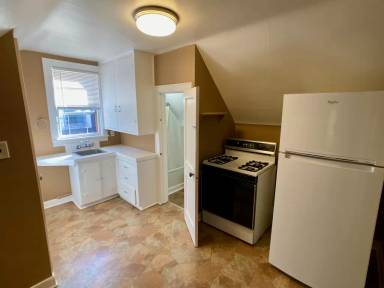 Main picture of 327 W College St