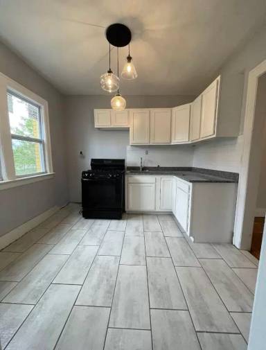 Main picture of 2135 Lakewood St