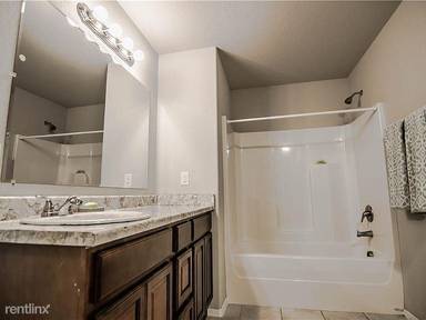 Main picture of 904 SW Green World St