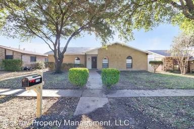 Main picture of 2709 Rickenbacker Dr