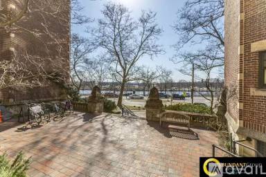 Main picture of 993 Memorial Dr