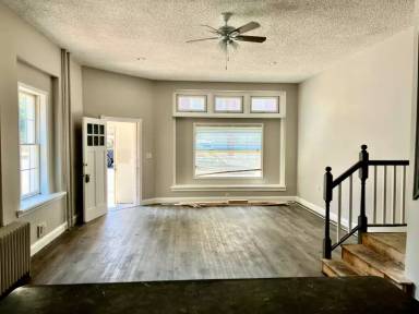 Main picture of 1137 E 3rd St