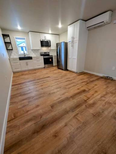 Main picture of 3736 Lee St