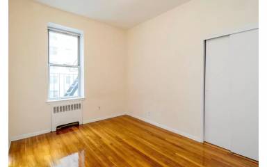 Main picture of 133 E 84th St
