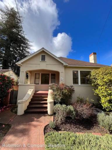 Main picture of 969 University Dr