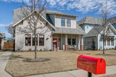 Main picture of 625 E Wall St