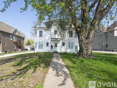 Main picture of 2110 College St