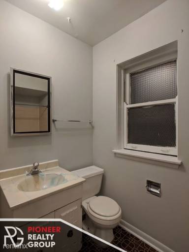 Main picture of 837 W Wolfram Apartments