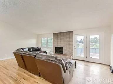 Main picture of 200 W 3rd Avenue Dr