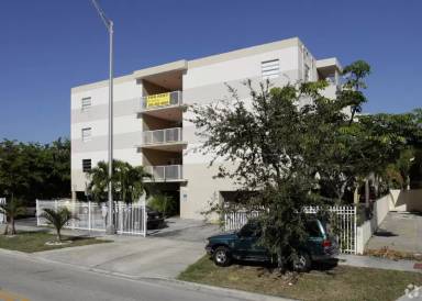 Main picture of 1095 W 77th St