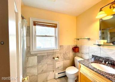 Main picture of 8 Oak St
