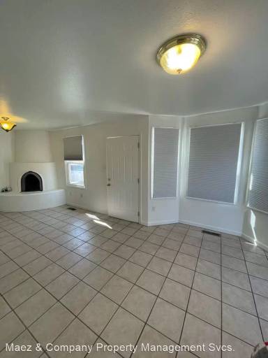 Main picture of 2702 Calle de Oriente