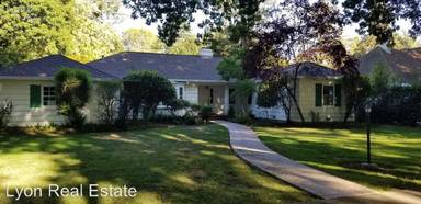 Main picture of 61 College Park