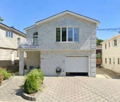 Main picture of 94 Escanaba Ave