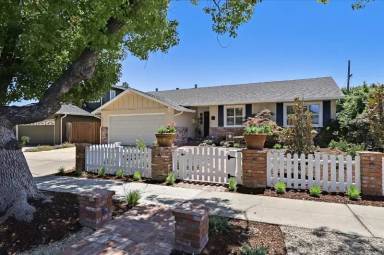 Main picture of 2484 Lost Oaks Dr