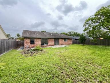 Main picture of 2105 Williamsburg Ct N