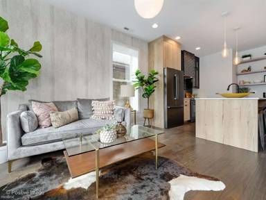 Main picture of 1809 W Augusta Blvd