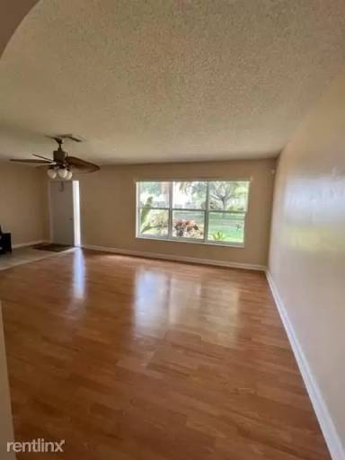 Main picture of 10528 SW 49th Pl