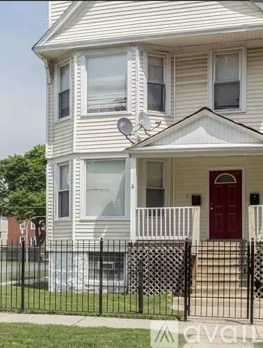 Main picture of 5007 W Augusta Blvd
