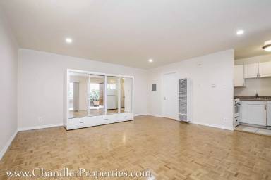 Main picture of 1911 Greenwich St