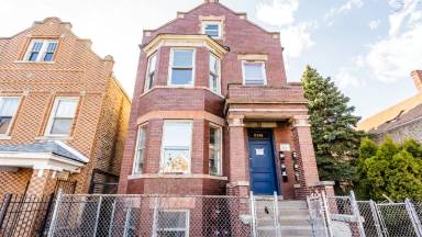 Main picture of 2346 S Whipple St