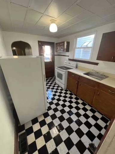 Main picture of 711 2nd St