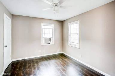 Main picture of 2411 Bastrop St
