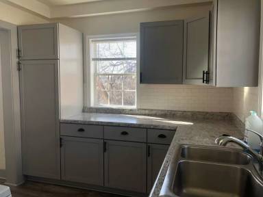 Main picture of 409 W Broadway Ave