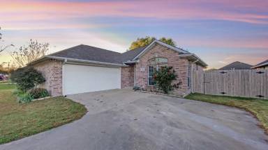 Main picture of 905 Orchid St