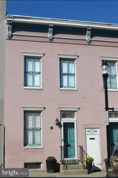 Main picture of 141 S Market St