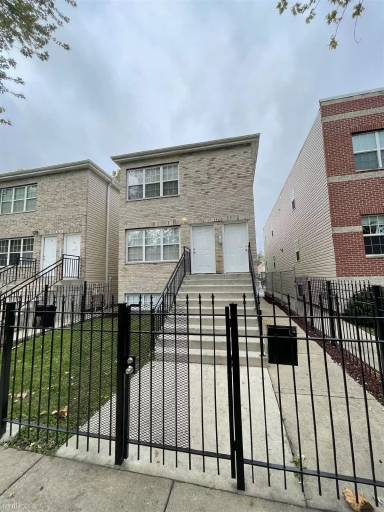 Main picture of 3420 W Fulton Blvd