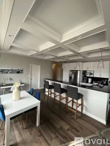 Main picture of 680 N Green St