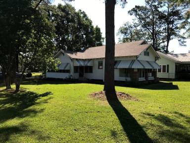 Main picture of 305 S Poydras St