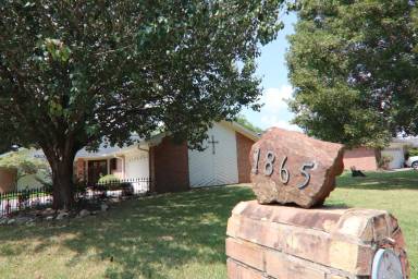 Main picture of 1865 Linns Way