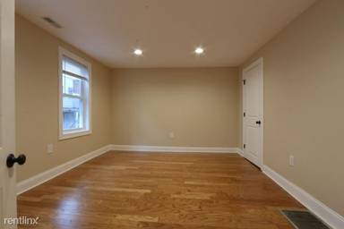 Main picture of 2 Saint James Pl