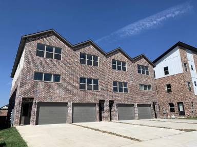 Main picture of 2675-2 SW Livingston Sq