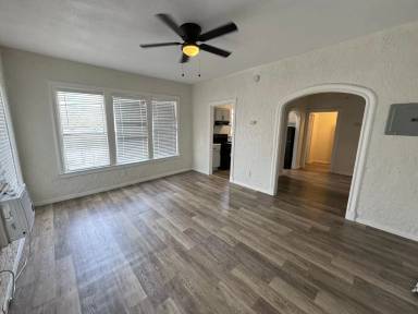 Main picture of 1625 McCullough Ave