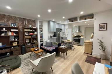 Main picture of 30 Pompeii St