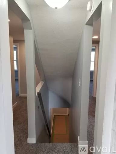Main picture of 33 Seyfert Dr