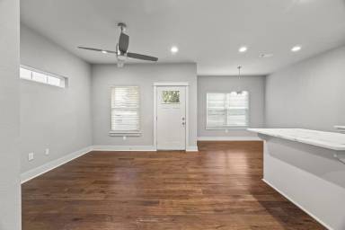 Main picture of 910 W Cato Springs Rd