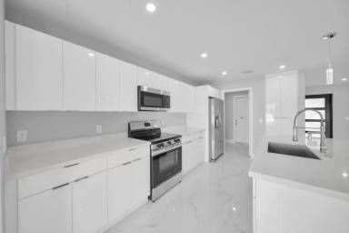 Main picture of 20 SW 17th Pl
