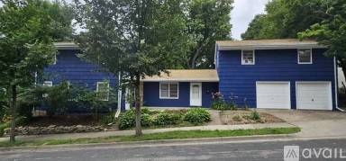 Main picture of 1915 Sharon Ave SE