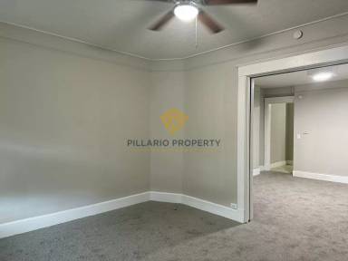 Main picture of 4114 1/2 E Washington St