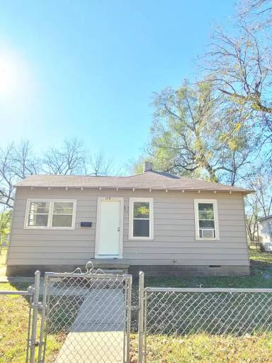 Main picture of 219 E 12th St