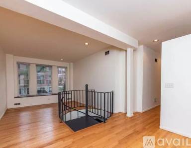 Main picture of 1301 N Hoyne Ave