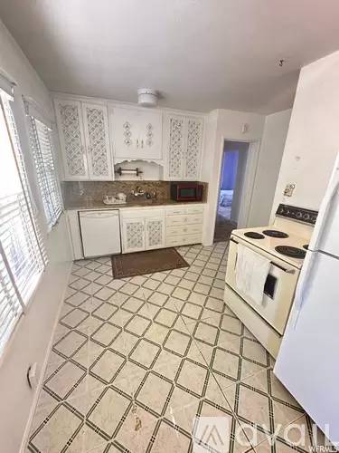 Main picture of 3920 Raymond Ave