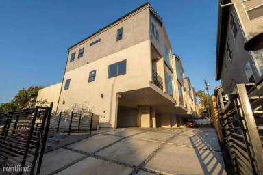 Main picture of 140 N Carondelet St