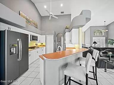Main picture of 988 Victoria Pl
